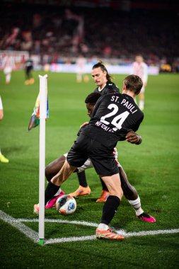 COLOGNE, GERMANY - 6 Aralık 2025: Ragnar Ache, Connor Metcalfe - Bundesliga 1.FC Koeln-St. Pauli maçı Rhein Enerji Stadyumu 'nda.