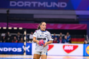 DORTMUND, Almanya - 6 Aralık 2025: Suna Krossteig Hansen - Kadınlar Hentbol Dünya Şampiyonası 2025 Faroe Adası - Westfallenhalle Adası.