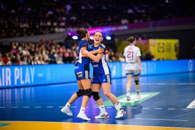 DORTMUND, GERMANY - 6 Aralık 2025: Elin Klara Thorkelsdottir, Katrin Tinna Jensdottir - Kadınlar Hentbol Dünya Şampiyonası 2025 Faroe Adası - Westfallenhalle Adası.