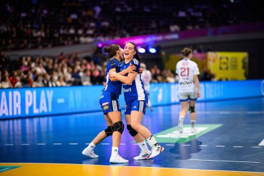 DORTMUND, GERMANY - 6 Aralık 2025: Elin Klara Thorkelsdottir, Katrin Tinna Jensdottir - Kadınlar Hentbol Dünya Şampiyonası 2025 Faroe Adası - Westfallenhalle Adası.