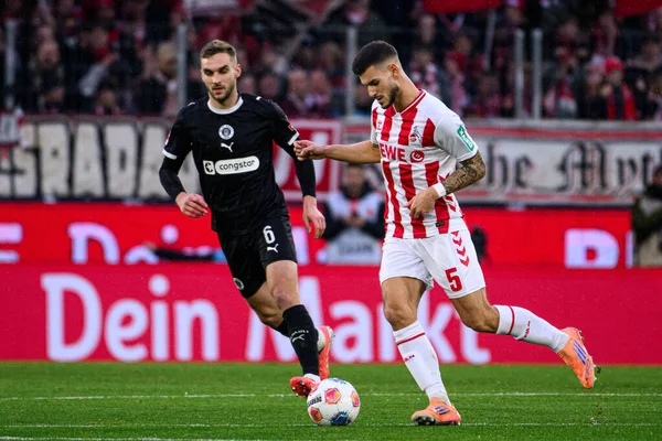 COLOGNE, GERMANY - 6 ARALIK, 2025: Tom Krauss, James Sands - Bundesliga 1.FC Koeln-St. Pauli maçı Rhein Enerji Stadyumu 'nda.