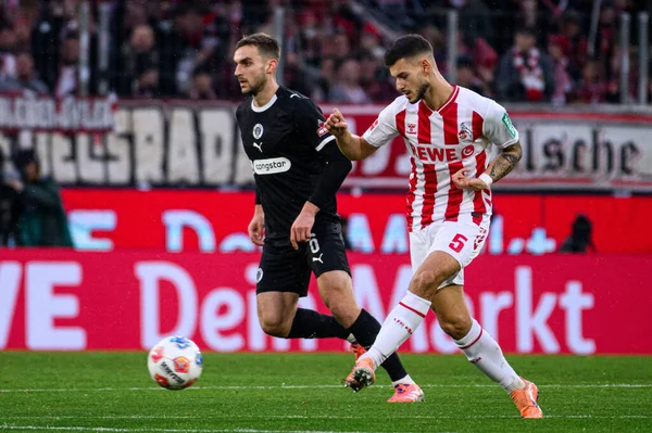 COLOGNE, GERMANY - 6 ARALIK, 2025: Tom Krauss, James Sands - Bundesliga 1.FC Koeln-St. Pauli maçı Rhein Enerji Stadyumu 'nda.