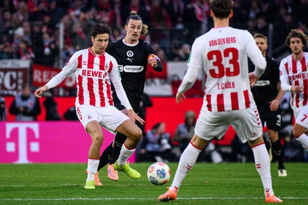 COLOGNE, GERMANY - 6 Aralık 2025: Denis Huseinbasic, Jackson Irvine - Bundesliga 1.FC Koeln-St. Pauli maçı Rhein Enerji Stadyumu 'nda.