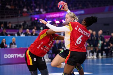 DORTMUND, GERMANY - 7 Aralık 2025 Lindkvist Emma, Machado Juliana Jose, Nenganga Vilma Pegado - Kadınlar Hentbol Dünya Şampiyonası 2025 Angola, Westfallenhalle 'de İsveç' e karşı.