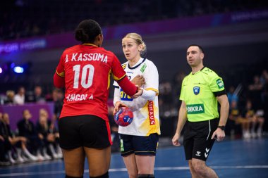 DORTMUND, GERMANY - 7 Aralık 2025 Lindkvist Emma, Kassoma Albertina Da Cruz - Kadınlar Hentbol Dünya Şampiyonası 2025 Angola - Westfallenhalle 'de İsveç' e karşı.