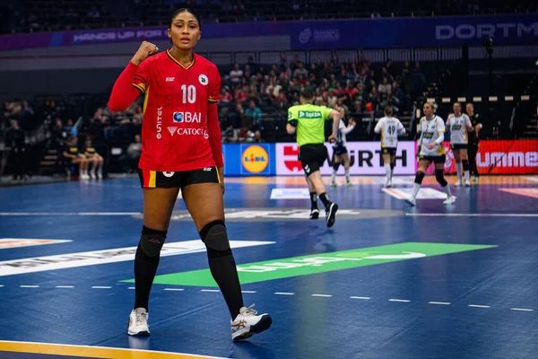 DORTMUND, GERMANY - 7 Aralık 2025: Kassoma Albertina Da Cruz - Kadınlar Hentbol Dünya Şampiyonası 2025 Angola ile İsveç Westfallenhalle karşılaşması.