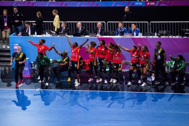 DORTMUND, GERMANY - 7 Aralık 2025: Angola Takımı, kutlamalar - Dünya Kadınlar Hentbol Şampiyonası 2025 Angola ile İsveç Westfallenhalle karşılaşması.