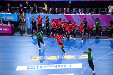 DORTMUND, GERMANY - 7 Aralık 2025: Angola Takımı, kutlamalar - Dünya Kadınlar Hentbol Şampiyonası 2025 Angola ile İsveç Westfallenhalle karşılaşması.