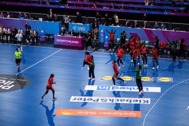 DORTMUND, GERMANY - 7 Aralık 2025: Angola Takımı, kutlamalar - Dünya Kadınlar Hentbol Şampiyonası 2025 Angola ile İsveç Westfallenhalle karşılaşması.