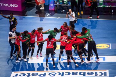 DORTMUND, GERMANY - 7 Aralık 2025: Angola Takımı, kutlamalar - Dünya Kadınlar Hentbol Şampiyonası 2025 Angola ile İsveç Westfallenhalle karşılaşması.