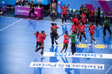 DORTMUND, GERMANY - 7 Aralık 2025: Angola Takımı, kutlamalar - Dünya Kadınlar Hentbol Şampiyonası 2025 Angola ile İsveç Westfallenhalle karşılaşması.