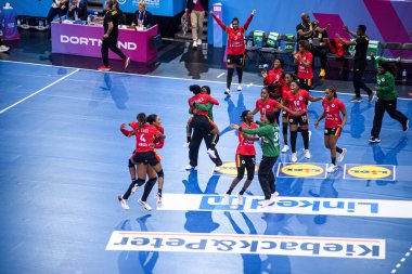 DORTMUND, GERMANY - 7 Aralık 2025: Angola Takımı, kutlamalar - Dünya Kadınlar Hentbol Şampiyonası 2025 Angola ile İsveç Westfallenhalle karşılaşması.