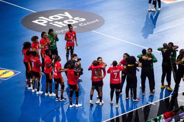 DORTMUND, GERMANY - 7 Aralık 2025: Angola Takımı, kutlamalar - Dünya Kadınlar Hentbol Şampiyonası 2025 Angola ile İsveç Westfallenhalle karşılaşması.