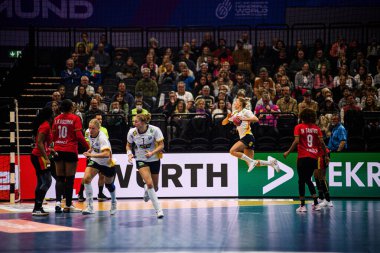 DORTMUND, GERMANY - 7 ARALIK, 2025 Kadınlar Hentbol Dünya Şampiyonası 2025 Angola İsveç 'e karşı Westfallenhalle' de.