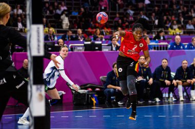 DORTMUND, GERMANY - 7 Aralık 2025: Nenganga Vilma Pegado - Kadınlar Hentbol Dünya Şampiyonası 2025 Angola - Westfallenhalle 'de İsveç' e karşı.