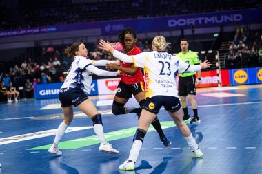DORTMUND, GERMANY - 7 Aralık 2025: Quizelete Marilia Jacinta Jose - Kadınlar Hentbol Dünya Şampiyonası 2025 Angola, Westfallenhalle 'de İsveç' e karşı.