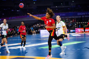 DORTMUND, GERMANY - 7 Aralık 2025: Santos Natalia Maria Bernardo Dos - Dünya Kadınlar Hentbol Şampiyonası 2025 Angola - Westfallenhalle 'de İsveç' e karşı.