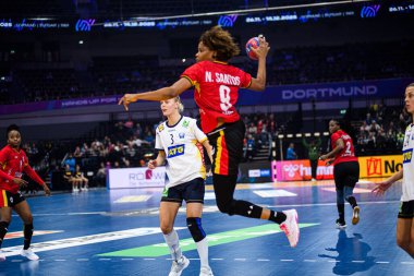 DORTMUND, GERMANY - 7 Aralık 2025: Santos Natalia Maria Bernardo Dos - Dünya Kadınlar Hentbol Şampiyonası 2025 Angola - Westfallenhalle 'de İsveç' e karşı.