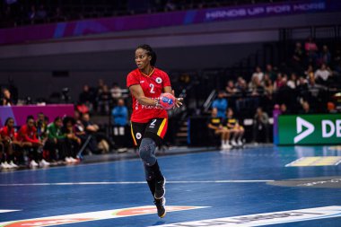 DORTMUND, GERMANY - 7 Aralık 2025: Nenganga Vilma Pegado - Kadınlar Hentbol Dünya Şampiyonası 2025 Angola - Westfallenhalle 'de İsveç' e karşı.