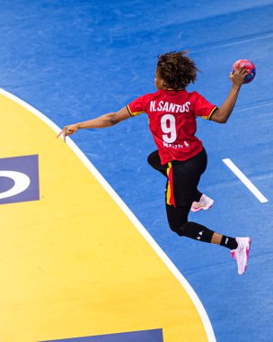 DORTMUND, GERMANY - 7 Aralık 2025: Santos Natalia Maria Bernardo Dos - Dünya Kadınlar Hentbol Şampiyonası 2025 Angola - Westfallenhalle 'de İsveç' e karşı.