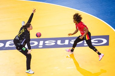 DORTMUND, GERMANY - 7 Aralık 2025: Santos Natalia Maria Bernardo Dos, Idehn Filippa - Kadınlar Hentbol Dünya Şampiyonası 2025 Angola, Westfallenhalle 'de İsveç' e karşı.