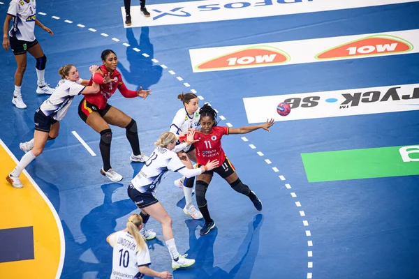 DORTMUND, GERMANY - 7 Aralık 2025: Quizelete Marilia Jacinta Jose - Kadınlar Hentbol Dünya Şampiyonası 2025 Angola, Westfallenhalle 'de İsveç' e karşı.