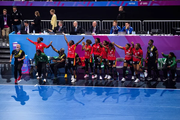 DORTMUND, GERMANY - 7 Aralık 2025: Angola Takımı, kutlamalar - Dünya Kadınlar Hentbol Şampiyonası 2025 Angola ile İsveç Westfallenhalle karşılaşması.