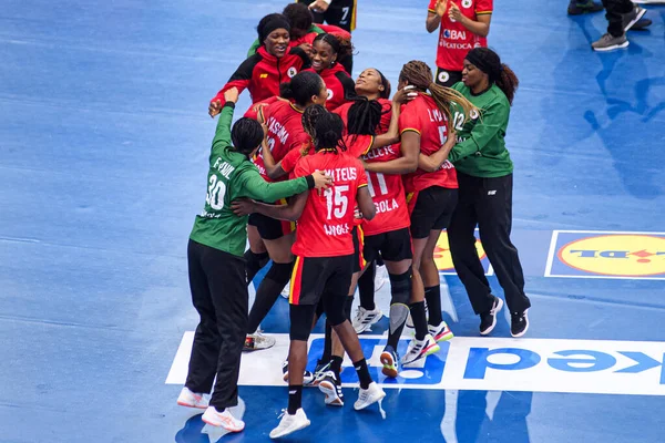 DORTMUND, GERMANY - 7 Aralık 2025: Angola Takımı, kutlamalar - Dünya Kadınlar Hentbol Şampiyonası 2025 Angola ile İsveç Westfallenhalle karşılaşması.