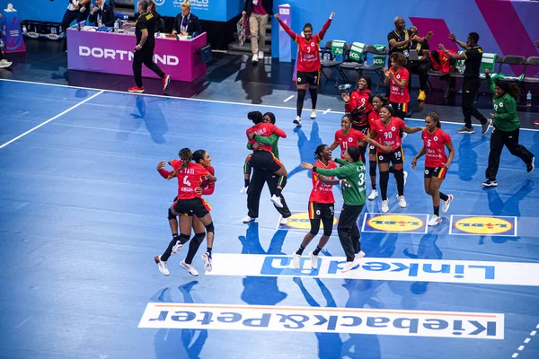 DORTMUND, GERMANY - 7 Aralık 2025: Angola Takımı, kutlamalar - Dünya Kadınlar Hentbol Şampiyonası 2025 Angola ile İsveç Westfallenhalle karşılaşması.