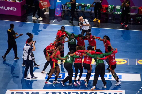 DORTMUND, GERMANY - 7 Aralık 2025: Angola Takımı, kutlamalar - Dünya Kadınlar Hentbol Şampiyonası 2025 Angola ile İsveç Westfallenhalle karşılaşması.
