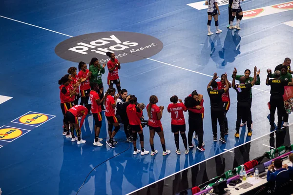 DORTMUND, GERMANY - 7 Aralık 2025: Angola Takımı, kutlamalar - Dünya Kadınlar Hentbol Şampiyonası 2025 Angola ile İsveç Westfallenhalle karşılaşması.