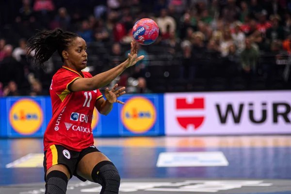 DORTMUND, GERMANY - 7 Aralık 2025: Quizelete Marilia Jacinta Jose - Kadınlar Hentbol Dünya Şampiyonası 2025 Angola, Westfallenhalle 'de İsveç' e karşı.