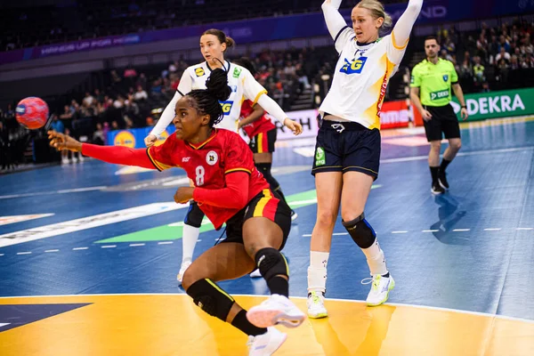 DORTMUND, GERMANY - 7 Aralık 2025: Paulo Helena Gilda Simao - Dünya Kadınlar Hentbol Şampiyonası 2025 Angola - Westfallenhalle 'de İsveç' e karşı.