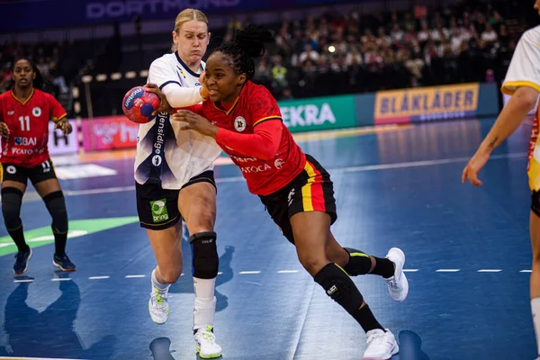 DORTMUND, GERMANY - 7 Aralık 2025: Paulo Helena Gilda Simao - Dünya Kadınlar Hentbol Şampiyonası 2025 Angola - Westfallenhalle 'de İsveç' e karşı.