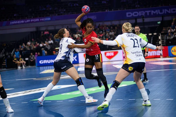 DORTMUND, GERMANY - 7 Aralık 2025: Quizelete Marilia Jacinta Jose - Kadınlar Hentbol Dünya Şampiyonası 2025 Angola, Westfallenhalle 'de İsveç' e karşı.