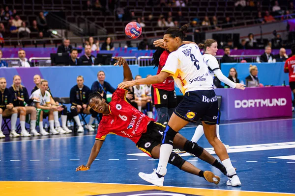 DORTMUND, GERMANY - 7 ARALIK, 2025 Machado Juliana Jose - Kadınlar Hentbol Dünya Şampiyonası 2025 Angola, Westfallenhalle 'de İsveç' e karşı.