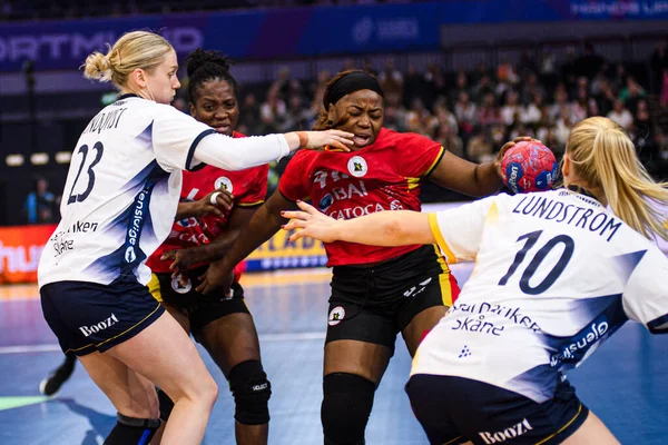 DORTMUND, GERMANY - 7 Aralık 2025: Guialo Isabel Evelize Wangimba, Paulo Helena Gilda Simao - Kadınlar Hentbol Dünya Şampiyonası 2025 Angola, Westfallenhalle 'de İsveç' e karşı.