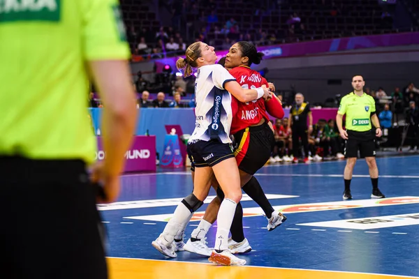 DORTMUND, GERMANY - 7 Aralık 2025: Kassoma Albertina Da Cruz - Kadınlar Hentbol Dünya Şampiyonası 2025 Angola ile İsveç Westfallenhalle karşılaşması.