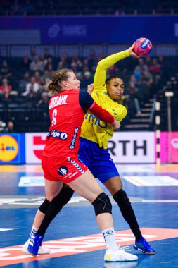 DORTMUND, GERMANY - 7 Aralık 2025: Aardahl Maren Nyland, De Paula Bruna - Dünya Bayanlar Hentbol Şampiyonası 2025 Norveç - Brezilya - Westfallenhalle.