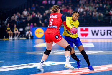 DORTMUND, GERMANY - 7 Aralık 2025: Aardahl Maren Nyland, De Paula Bruna - Dünya Bayanlar Hentbol Şampiyonası 2025 Norveç - Brezilya - Westfallenhalle.