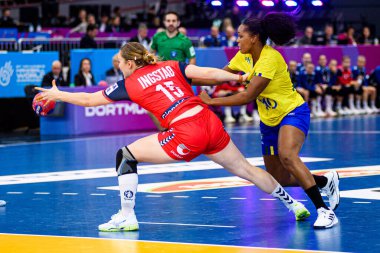 DORTMUND, GERMANY - 7 Aralık 2025: Ingstad Vilde Mortensen - Dünya Bayanlar Hentbol Şampiyonası 2025 Norveç ve Brezilya Westfallenhalle 'de karşı karşıya.