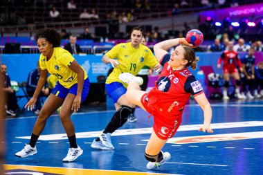 DORTMUND, GERMANY - 7 Aralık 2025: Ingstad Vilde Mortensen - Dünya Bayanlar Hentbol Şampiyonası 2025 Norveç ve Brezilya Westfallenhalle 'de karşı karşıya.