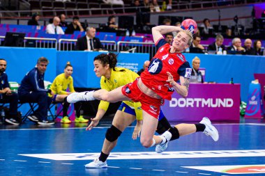 DORTMUND, GERMANY - 7 Aralık 2025: Kristiansen Veronica Egebakken - 2025 Dünya Bayanlar Hentbol Şampiyonası Norveç ve Brezilya Westfallenhalle 'de karşı karşıya.