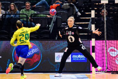 DORTMUND, GERMANY - 7 Aralık 2025: Fais Munhoz Araujo Larissa, Raasok Eli Marie - Kadınlar Hentbol Dünya Şampiyonası 2025 Norveç - Brezilya - Westfallenhalle.