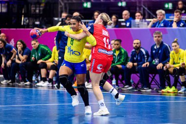 DORTMUND, GERMANY - 7 Aralık 2025: Do Nascimento Felix Jamily Beatriz, Aune Malin Larsen - Kadınlar Hentbol Dünya Şampiyonası 2025 Norveç - Brezilya - Westfallenhalle.