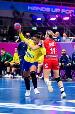 DORTMUND, GERMANY - 7 Aralık 2025: Do Nascimento Felix Jamily Beatriz, Aune Malin Larsen - Kadınlar Hentbol Dünya Şampiyonası 2025 Norveç - Brezilya - Westfallenhalle.