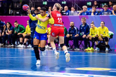 DORTMUND, GERMANY - 7 Aralık 2025: Do Nascimento Felix Jamily Beatriz, Aune Malin Larsen - Kadınlar Hentbol Dünya Şampiyonası 2025 Norveç - Brezilya - Westfallenhalle.