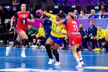 DORTMUND, GERMANY - 7 Aralık 2025: Do Nascimento Felix Jamily Beatriz, Aune Malin Larsen - Kadınlar Hentbol Dünya Şampiyonası 2025 Norveç - Brezilya - Westfallenhalle.