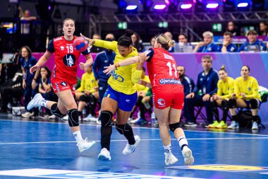 DORTMUND, GERMANY - 7 Aralık 2025: Do Nascimento Felix Jamily Beatriz, Aune Malin Larsen - Kadınlar Hentbol Dünya Şampiyonası 2025 Norveç - Brezilya - Westfallenhalle.