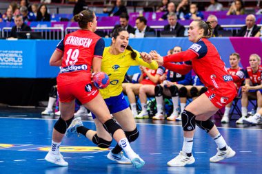 DORTMUND, GERMANY - 7 Aralık 2025: De Abreu Rosa Kelly, Henriksen Selma Helen, Kristiansen Veronica Egebakken - Dünya Bayanlar Hentbol Şampiyonası 2025 Norveç - Westfallenhalle 'de Brezilya.